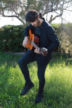 Parkta klasik gitar çalan adam..