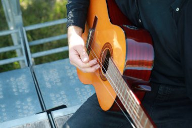 Parkta klasik gitar çalan adam..