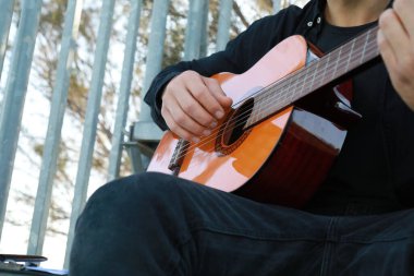 Parkta klasik gitar çalan adam..