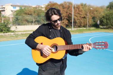 Parkta klasik gitar çalan adam..