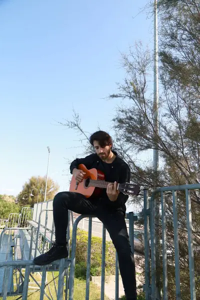 Parkta klasik gitar çalan adam..