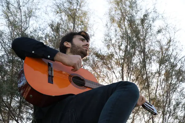 Parkta klasik gitar çalan adam..