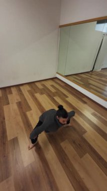 Spor salonunda bir kadın işten sonra rahatlamak için egzersiz yapar..
