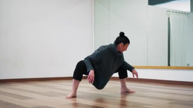 Balo Salonunda Yalnız Bir Kadın Arkadan Dans Ediyor.