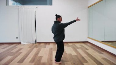 Üzgün bir kadın için dans egzersizleriyle zihnini ve ruhunu özgür kılmak..