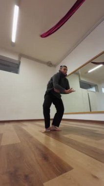 Bir Balo Salonunda Bir Kadın Yeni Dans Hareketleriyle Deney Yapıyor.