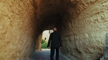 Turist, Ortaçağ Şatosu 'nun İçindeki Antik Tüneli Keşfetti.