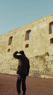 Erkek Turist Bir İtalyan Kasabası Köyünde Ortaçağ Şatosu Keşfediyor.