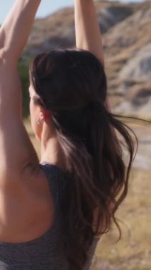 Kırsalda Kırmızı Elbiseyle Dans Eden Genç Kadınlar.