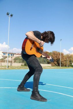 Parkta klasik gitar çalan adam..