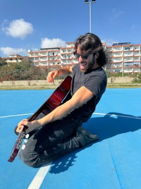 Parkta klasik gitar çalan adam..