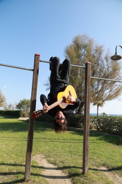 Parkta klasik gitar çalan adam..