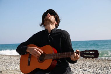 Parkta klasik gitar çalan adam..