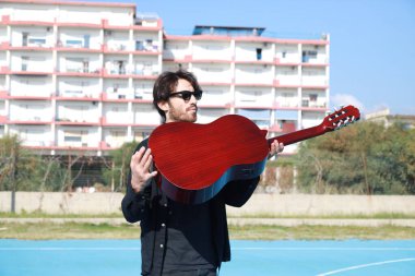 Parkta klasik gitar çalan adam..