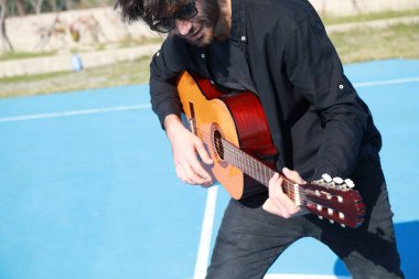 Parkta klasik gitar çalan adam..