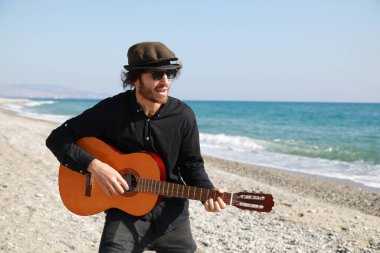 Parkta klasik gitar çalan adam..