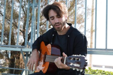 Parkta klasik gitar çalan adam..