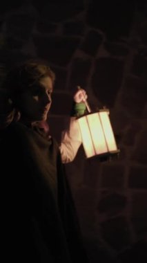 Bulutlu bir günde kırsalda pelerinli genç bir kadın..