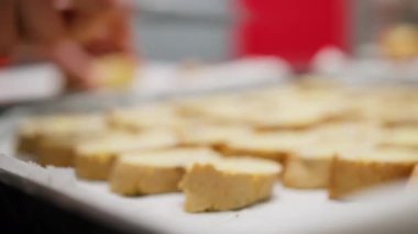 Ev Mutfağında Bir Kadın Pişirmeden Önce Cantucci Bisküvilerini Keser.