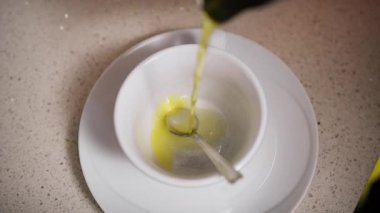 Evde öğleden sonra bir fincana koyulan bitki çayını rahatlatmak..