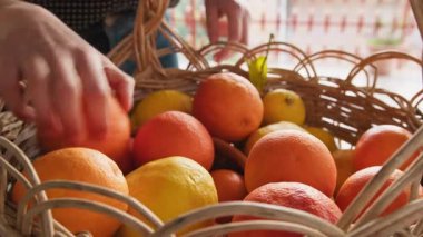 Tipik Bir Tatlıyı Hazırlamak için En İyi Portakalları Seçmek.