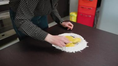 Tipik Ev Yapımı Tatlının Hazırlanması İçin Yumurta ve un.