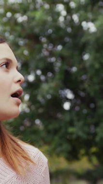 Doğada farklı yüz ifadeleri yapan bir kız..