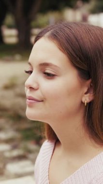 Doğada farklı yüz ifadeleri yapan bir kız..