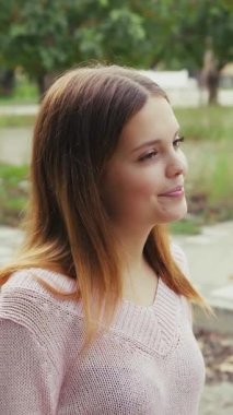 Doğada farklı yüz ifadeleri yapan bir kız..