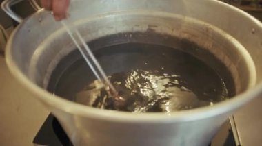 Sangria 'yı karıştırmak şarap ve portakal aromalı tipik bir likördür..