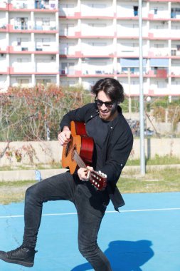 Parkta klasik gitar çalan adam..