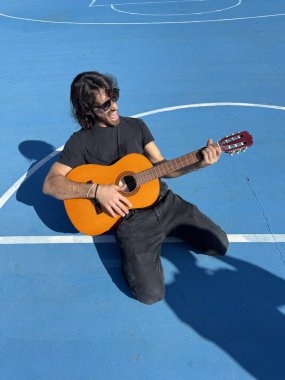 Parkta klasik gitar çalan adam..