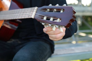 Parkta klasik gitar çalan adam..