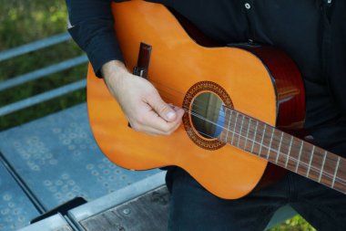 Parkta klasik gitar çalan adam..