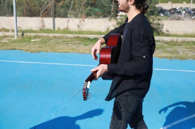 Parkta klasik gitar çalan adam..