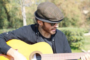 Parkta klasik gitar çalan adam..