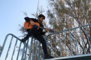 Parkta klasik gitar çalan adam..