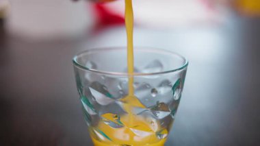 Portakal suyunu C vitaminiyle dolu bir bardağa doldur..