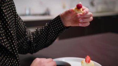 Genç Kadın Tipik Küçük Calabrese Pastası Yiyor.