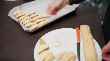 Bir Kadın, Tipik İtalyan Bisküvilerini Fırında Dağıtıyor.