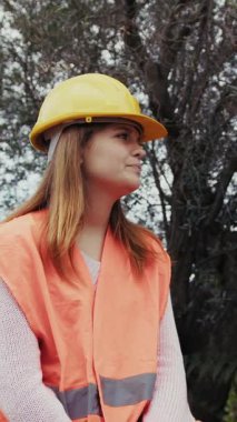 Doğada farklı yüz ifadeleri yapan bir kız..