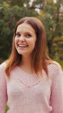 Doğada farklı yüz ifadeleri yapan bir kız..