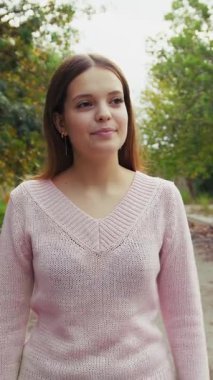 Doğada farklı yüz ifadeleri yapan bir kız..