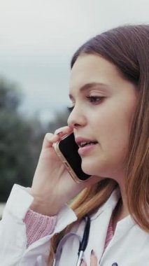 Doğada farklı yüz ifadeleri yapan bir kız..