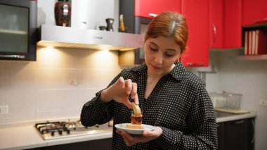 Mutfakta bir kadın hazırladığı Cantucci 'nin tadına bakar..