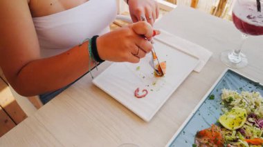 Öğle yemeğini başlatmak için renkli aperatifler. . 