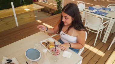 Spagetti yerken ağzını temizleyen kadın. . 