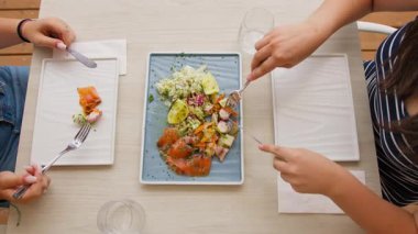 Restoranda balık aperatifleriyle öğle yemeği başlıyor.. 