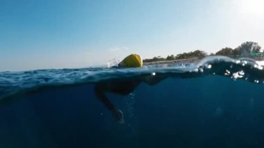 Güneşli bir günde profesyonel bir yüzücü için okyanusta serbest yüzme eğitimi .