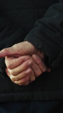 Yaşlı bir köylünün eli Köydeki Siluet 'e Taşındı.